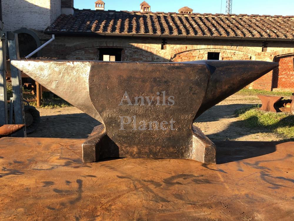 Very old French anvil marked AUBRY 633 lbs - Enorme antica incudine francese AUBRY 287 kg