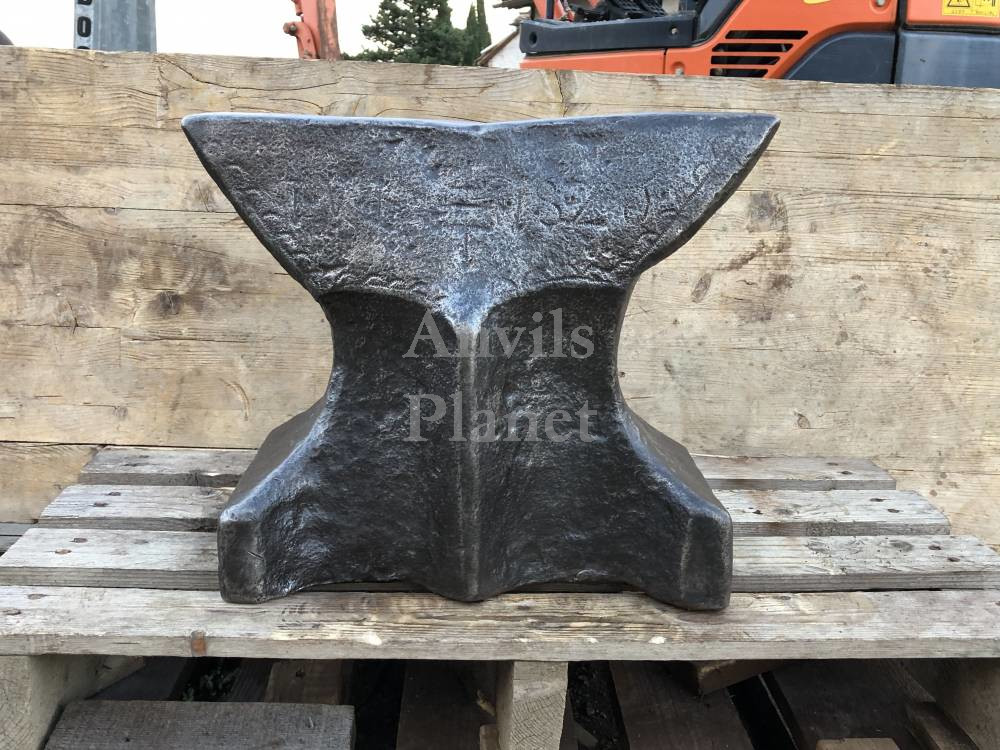 HAND FORGED FRONT DECORATED HORNLESS ANVIL DATED 1826 - INCUDINE FORGIATA A MANO DECORATA DATATA 1826