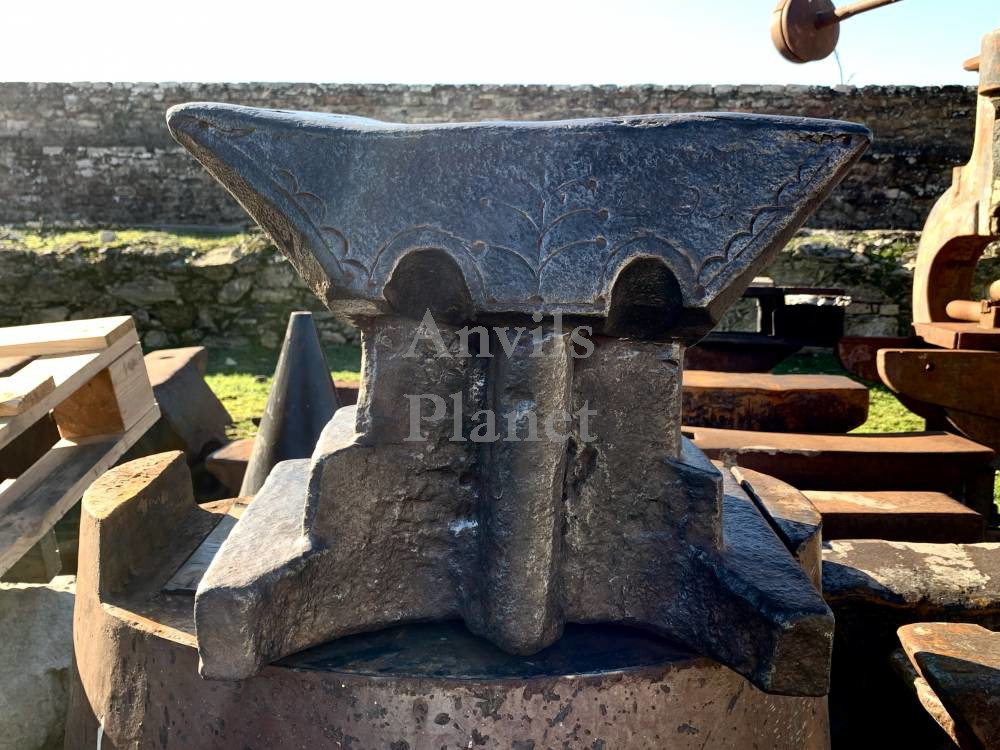 LARGE ANCIENT HAND FORGED FRONT DECORATED ANVIL 298 pound - GROSSA E ANTICA INCUDINE FORGIATA A MANO DECORATA 135 kg