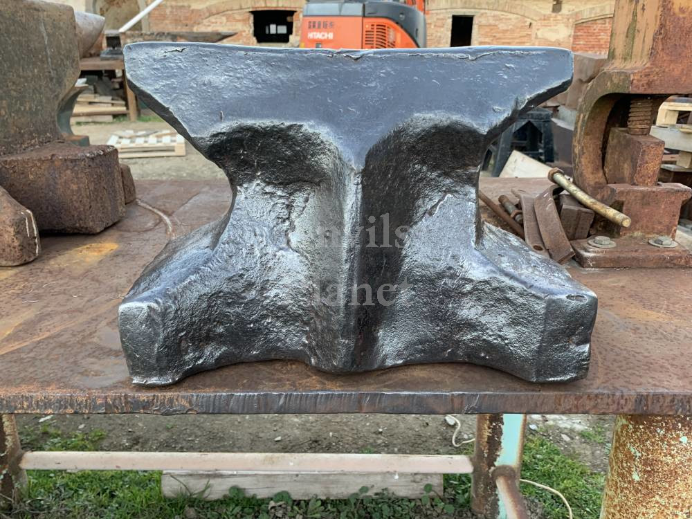 Ancient German hand forged anvil 236 pound extra large feet - Antica incudine tedesca forgiata a mano 107kg