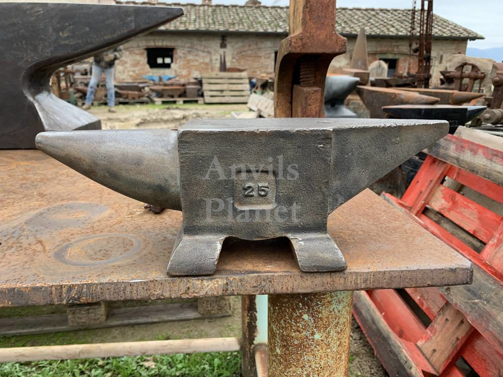 SPECIAL PRICE - Italian cast anvil low cost from the 90s weight 55 lbs