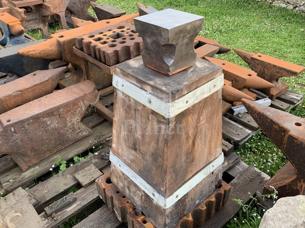 Top quality medium size square anvil excellent conditions 70 lbs with massive wood stand - Tasso condizioni perfette circa 32 kg con base in legno massiccia