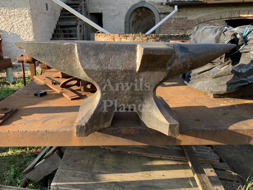 392 lbs anvil with side wing, upsetting block, sloped edge marked Soderfors - Incudine 178 kg con ala laterale, piede a ribattere e bordo inclinato marcata Soderfors